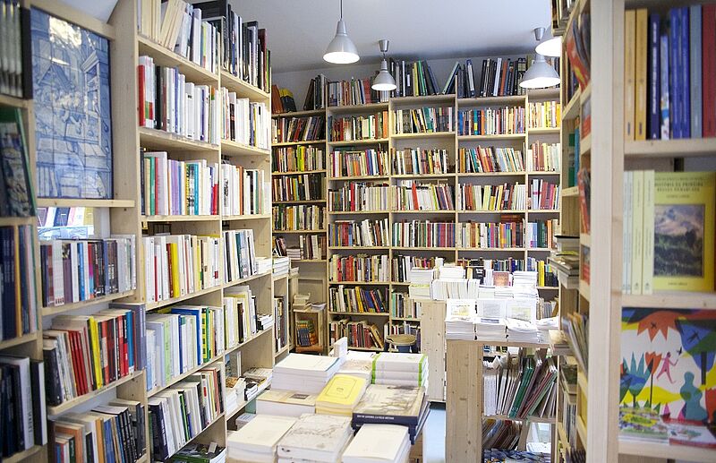 vue-de-l'interieur-de-la-librairie-des-alpes-dans-le-6eme-arrondissement-de-paris
